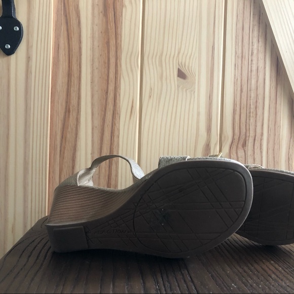 Kenneth Cole-Gold Wedge Sandel - Picture 4 of 7